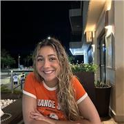 Una chica joven con ganas de enseñar y ayudar a otros a partir de mis conocimientos de inglés.